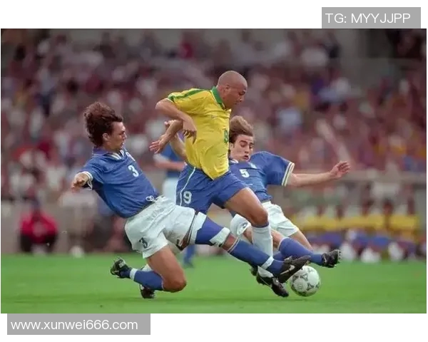 全球足球巨星齐聚一堂各国现役球员的巅峰对决与荣耀时刻