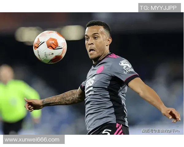 足球球星跷二郎腿瞬间引发热议 揭秘其背后的自信与态度